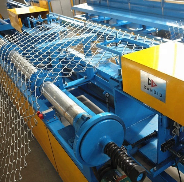 Máquina para fabricar mallas de alambre para cercas de eslabones de cadena