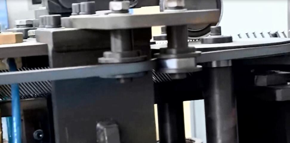 Máquina para fabricar clavos de fila de papel
